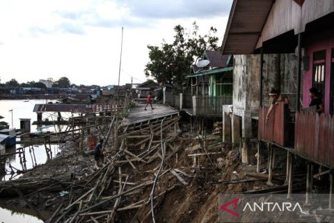 Jalan permukiman bantaran Sungai Kahayan Palangka Raya ambruk akibat abrasi