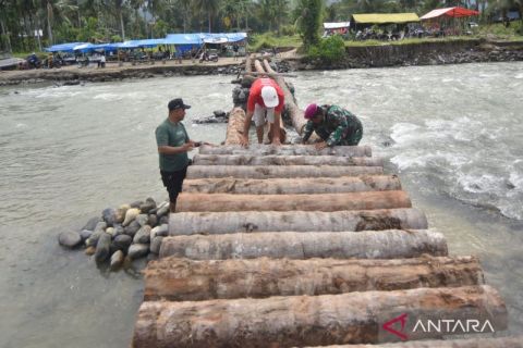 Pembangunan jembatan darurat di Padang Pariaman terus dikebut