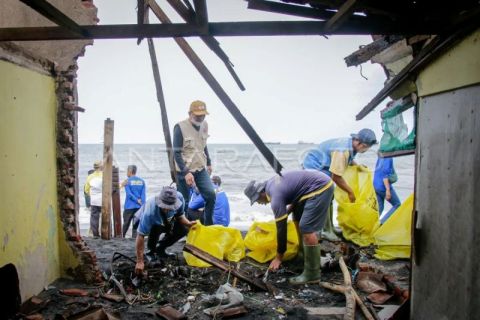 Aksi bersih-bersih kampung nelayan terdampak cuaca buruk