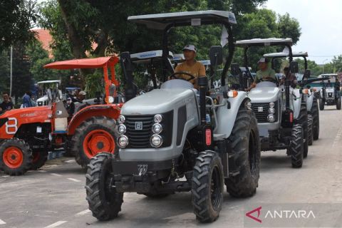 Petani di Kediri terima bantuan puluhan mesin pertanian