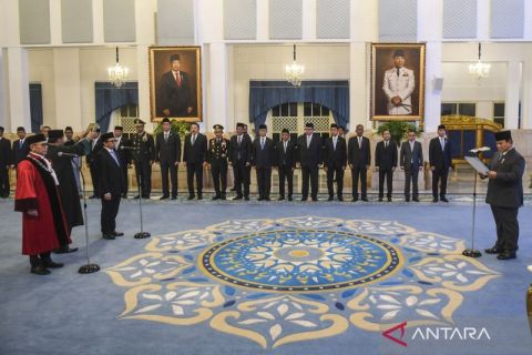 Presiden lantik Hakim MK Adies Kadir dan Wamenkeu Juda Agung di Istana Negara