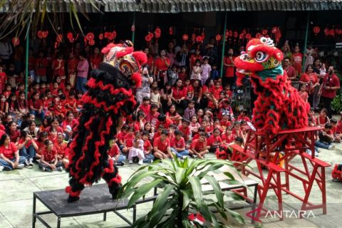 Atraksi barongsai di sekolah untuk memperkenalkan budaya keturunan Tionghoa