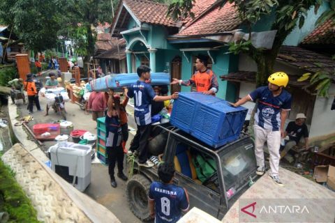 Bencana tanah bergerak belum berhenti, warga mengevakuasi barang miliknya