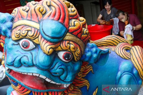 Melihat ritual cuci patung dewa jelang Imlek 2577