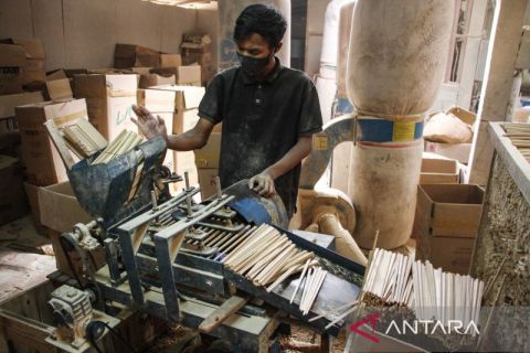 Pembuatan sumpit kayu untuk ekspor di Sentra IKM Palangka Raya