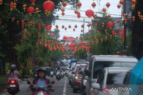 Pemasangan lampion Imlek di ruang publik Denpasar Bali