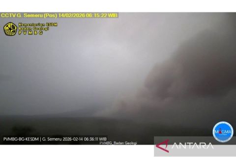 Gunung Semeruluncurkan awan panas sejauh 6 km
