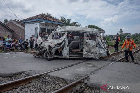 Mobil tertabrak kereta api di Demak menyebabkan pengemudi meninggal