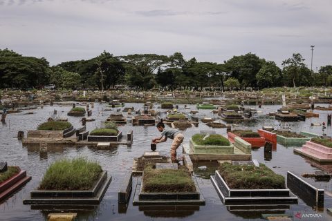 TPU terendam banjir tak surutkan warga ziarah ke makam keluarga jelang Ramadhan