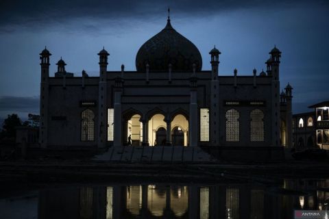 Shalat Tarawih perdana penyintas bencana Sumatera