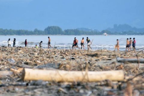 Objek wisata pantai dipenuhi sampah di Padang
