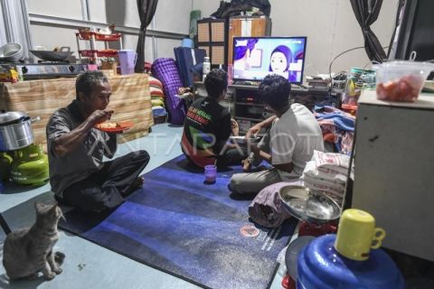 Sahur pertama penyintas bencana di huntara Palembayan