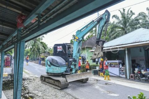 Percepatan pembangunan saluran air di huntara Padang Gantiang