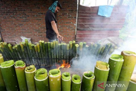 Melihat pembuatan lemang bambu sebagai menu berbuka puasa