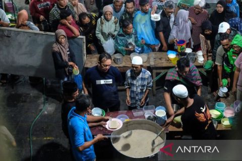 Warga antre takjil bubur samin Banjar di Solo