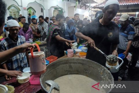 Masjid Darussalam Solo bagikan 1.000 porsi bubur samin