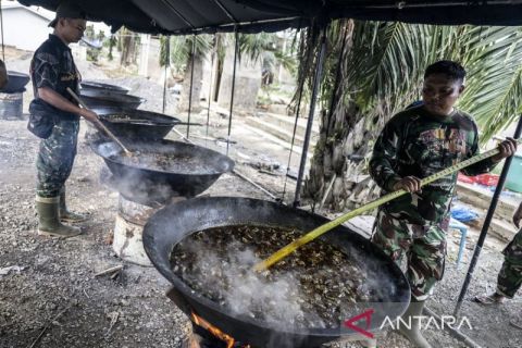 Prajurit TNI hidangkan kari daging untuk penghuni huntara di Aceh Tamiang