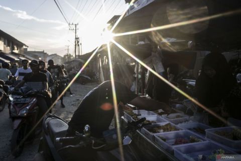 Bangkit Sumatera: Warga Aceh Tamiang buka pasar takjil Ramadhan