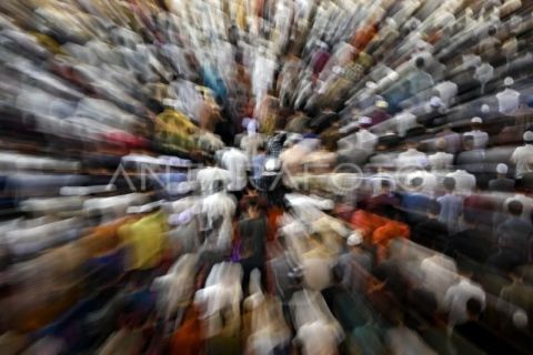 Shalat Tarawih pertama 1447 Hijriah di Islamic Center NTB