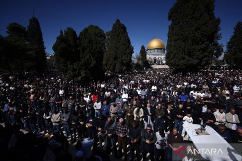 Ribuan umat muslim jalani shalat Jumat pertama bulan Ramadhan di Masjid Al-Aqsa