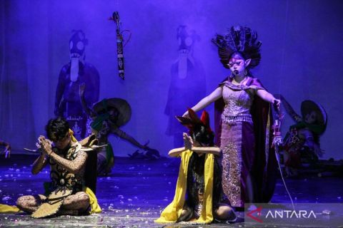 Pertempuran lima ksatria dalam Dayak Opera Nyai Nyalong Apoi