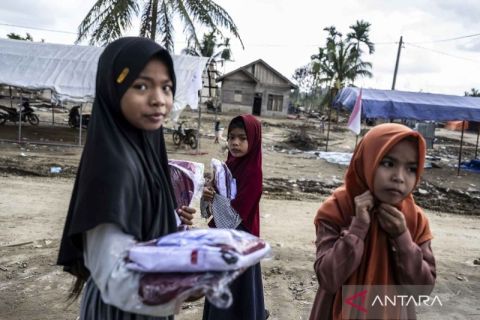 Bantuan seragam sekolah untuk siswa terdampak bencana di Aceh Timur