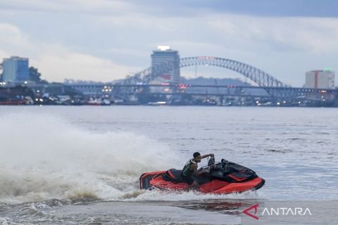 Menikmati sensasi bermain jet ski di Sungai Mahakam Samarinda