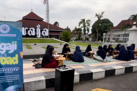 "Ngaji on the road" jadi pilihan ngabuburit ala santri di Lumajang