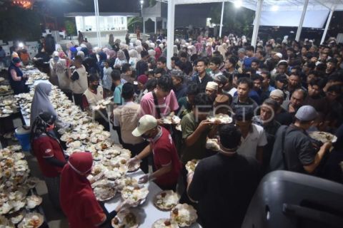 Buka puasa gratis di Masjid Al Hakim Padang