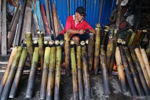 Serba-serbi Ramadhan: Pembuatan lemang beras ketan di Pontianak
