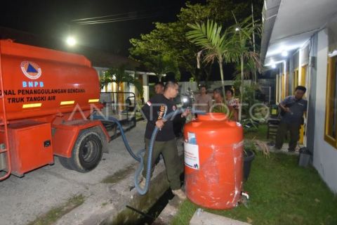 Distribusi air bersih ke huntara di Padang