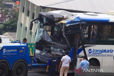 Tabrakan sesama bus TransJakarta di Cipulir, belasan penumpang terluka