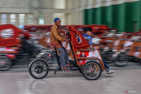 Pelatihan mengendarai becak listrik bantuan Presiden di Nganjuk