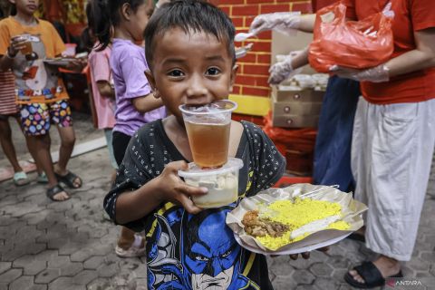 jaga toleransi beragama, Wihara Dharma Bakti berbagi makanan buka puasa
