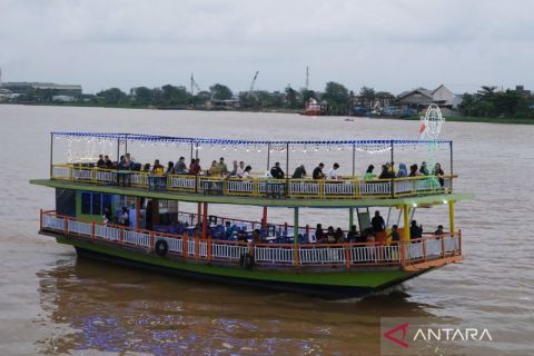 Ngabuburit sambil menikmati pemandangan di Sungai Kapuas Pontianak