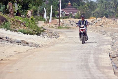 Penanganan jalan putus pascabencana di Batu Busuk Padang