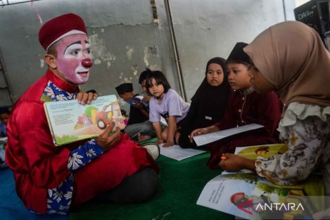 Ngabuburit sambil mendengarkan dongeng Islami badut syariah di Tangerang