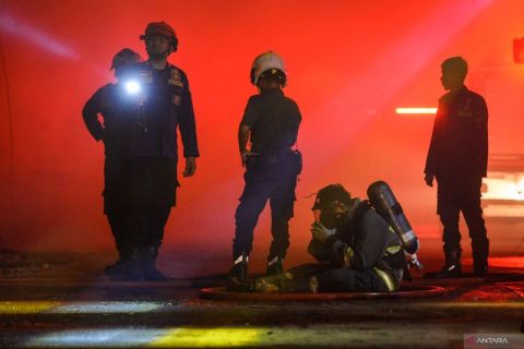 Kebakaran lapak rongsokan di Tangerang