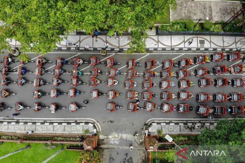 Penyaluran becak listrik bantuan Presiden untuk tukang becak lansia di Nganjuk