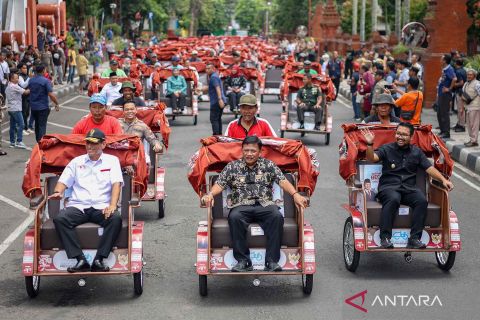 Penyerahan becak listrik bantuan Presiden di Nganjuk