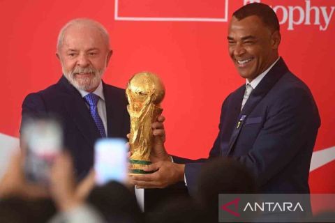Tur trofi Piala Dunia di Brasil