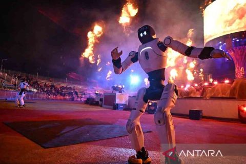 Robot humanoid unjuk gigi dalam pertunjukan bertema mitologi di Provinsi Shandong