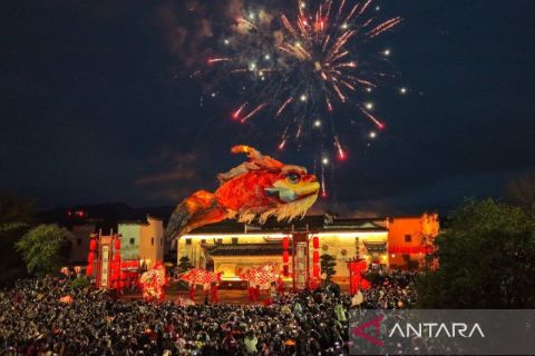 Makhluk mitos ikan ao ramaikan parade lampion di China