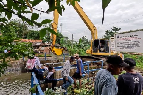 Cegah banjir, Pemkab Bogor keruk sampah dari Sungai Cikaret