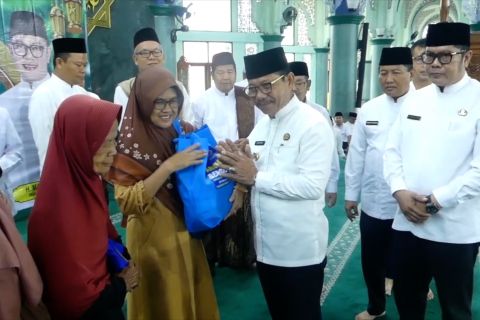 HUT ke-33 Kota Tangerang, Wali Kota bagikan 3.300 paket sembako