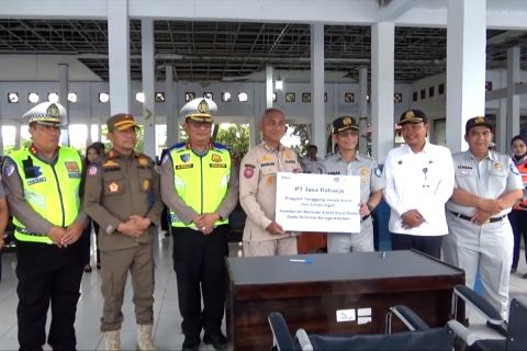 Jasa Raharja Sultra sumbang kursi roda untuk penumpang terminal Baruga