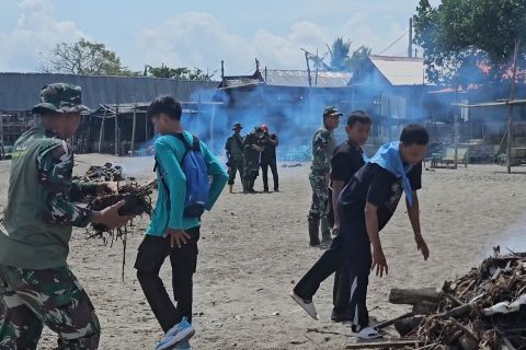 Aksi bersih pantai pascabanjir Lhokseumawe hasilkan 5 ton sampah kayu