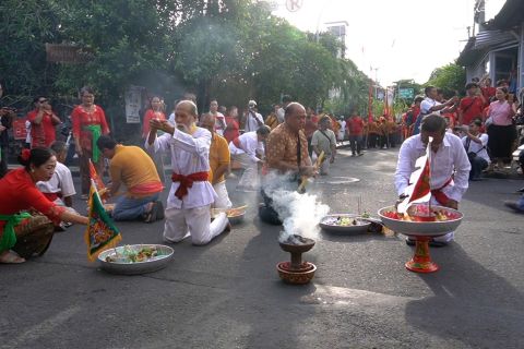 Akulturasi budaya Tionghoa-Bali dalam tradisi tolak bala jelang Imlek