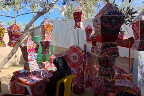 Anak Gaza temukan sukacita lewat lentera Ramadhan dari kardus