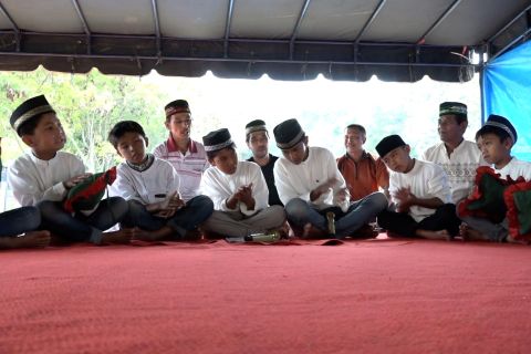 Anak penyintas bencana di Aceh ngabuburit dengan melantunkan Didong